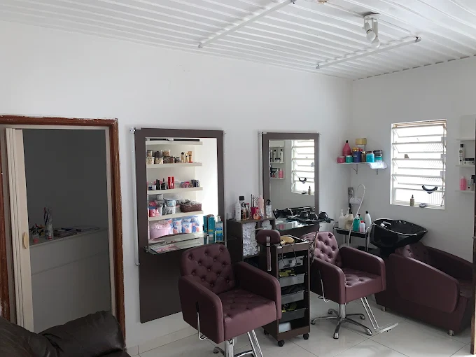 Mulher recebendo atendimento de cabeleireira no Espaço Linda Fashion Hair em Santo André